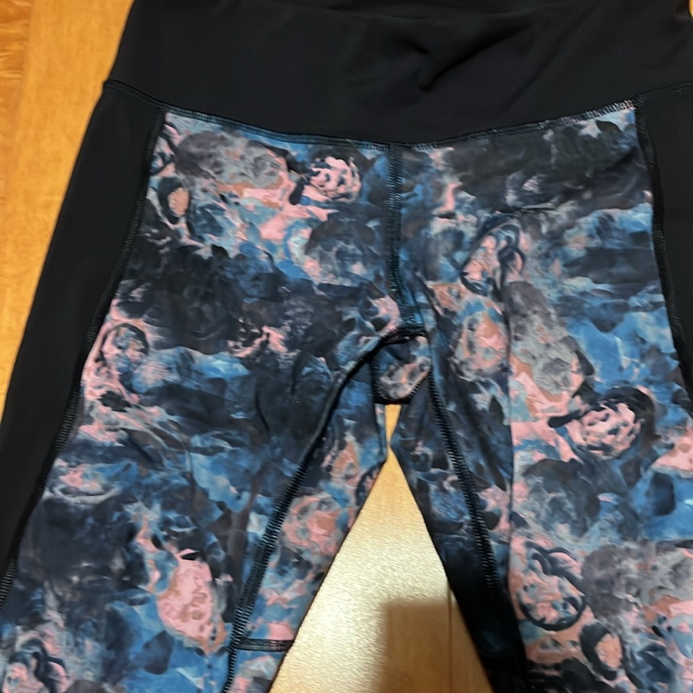 Lululemon Blue Flower Pattern Capri Leggings Size… - image 4